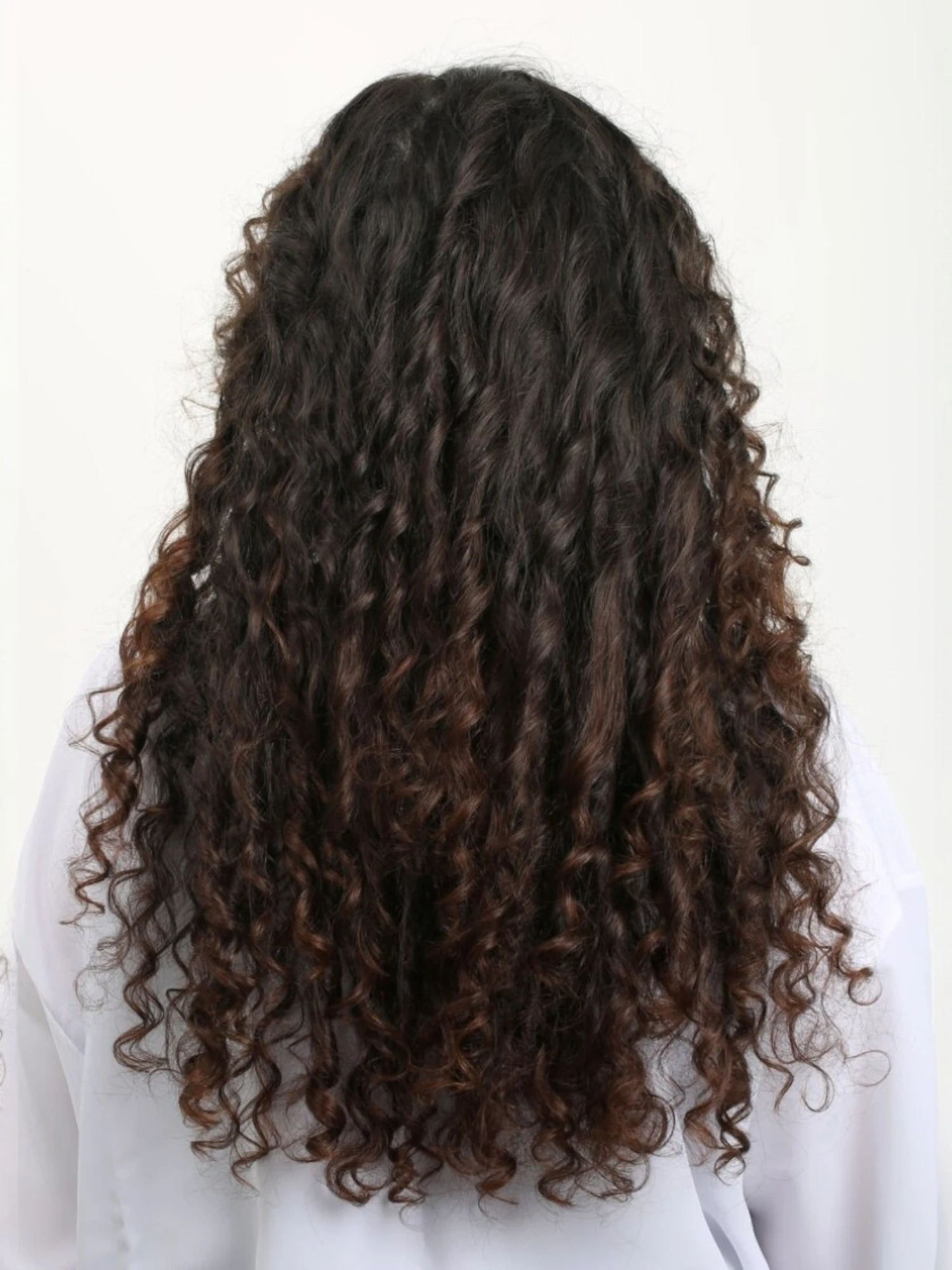 Cabello rizado hidratado y definido tras tratamiento con Kevin Murphy HYDRATE ME MASQUE