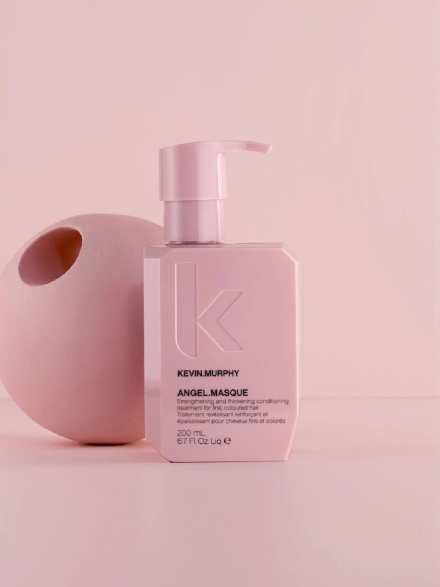 Kevin Murphy ANGEL MASQUE mascarilla sobre fondo rosa con packaging minimalista