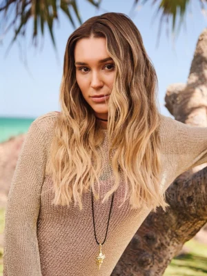 Cabello con volumen, suavidad y acabado natural usando Kevin Murphy ANGEL MASQUE