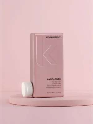 Kevin Murphy ANGEL RINSE acondicionador sobre fondo rosa con packaging minimalista