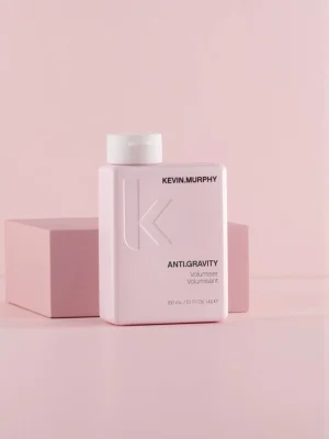Kevin Murphy ANTI GRAVITY crema voluminizadora sobre fondo rosa con packaging minimalista