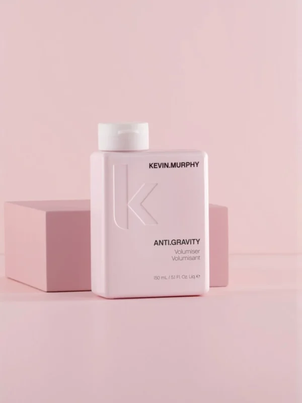 Kevin Murphy ANTI GRAVITY crema voluminizadora sobre fondo rosa con packaging minimalista
