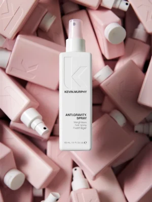 Kevin Murphy ANTI GRAVITY SPRAY sobre fondo con múltiples envases creando efecto volumen