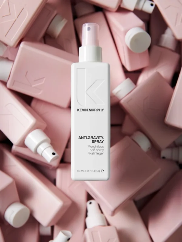Kevin Murphy ANTI GRAVITY SPRAY sobre fondo con múltiples envases creando efecto volumen