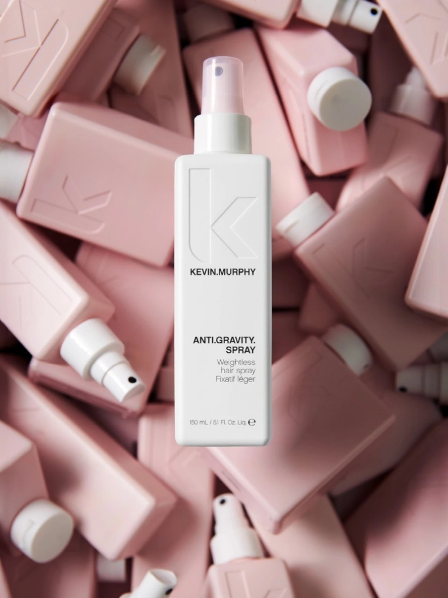Kevin Murphy ANTI GRAVITY SPRAY sobre fondo con múltiples envases creando efecto volumen