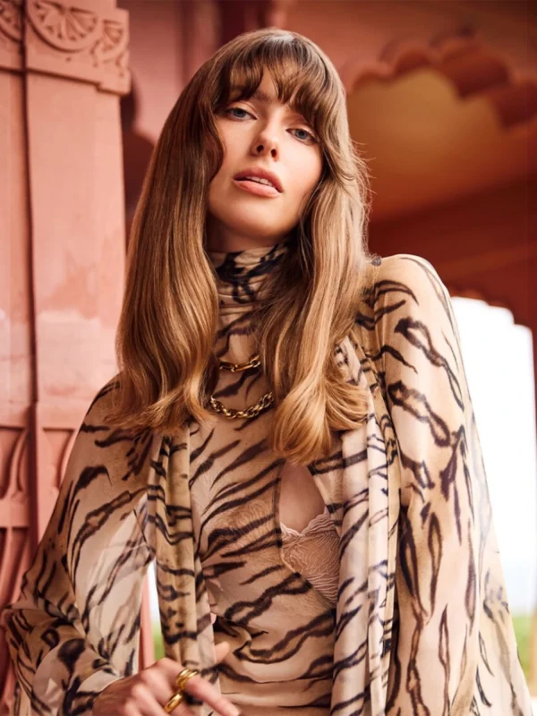 Cabello con volumen y textura natural con acabado flexible usando Kevin Murphy DOO OVER