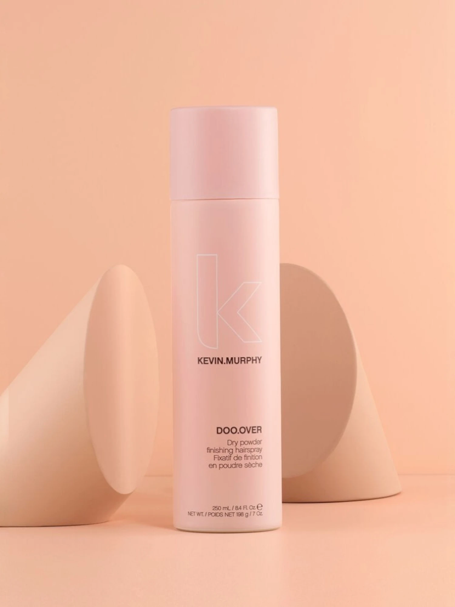 Kevin Murphy DOO OVER spray texturizante en seco con efecto volumen sobre fondo beige
