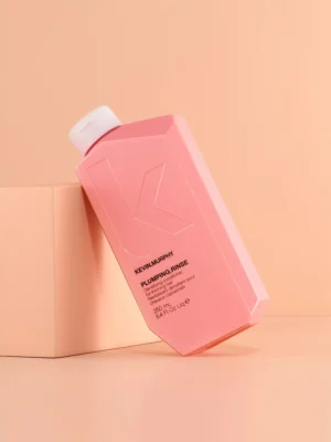 Kevin Murphy PLUMPING RINSE acondicionador densificante en imagen lifestyle