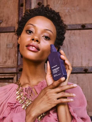 Modelo utilizando Kevin Murphy YOUNG AGAIN OIL para nutrir y suavizar el cabello