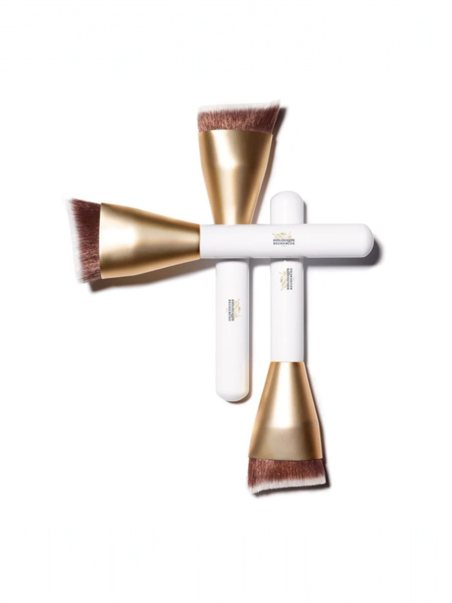 Detalle del Pinceau à Maquillage de Biologique Recherche con mango blanco, virola dorada y fibras bicolores.