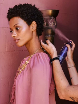 Aplicación de Kevin Murphy YOUNG AGAIN DRY CONDITIONER para refrescar y suavizar el cabello