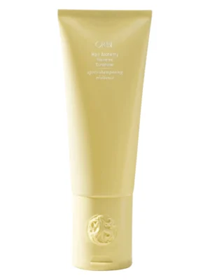 Acondicionador fortalecedor Hair Alchemy de Oribe en envase original sobre fondo claro