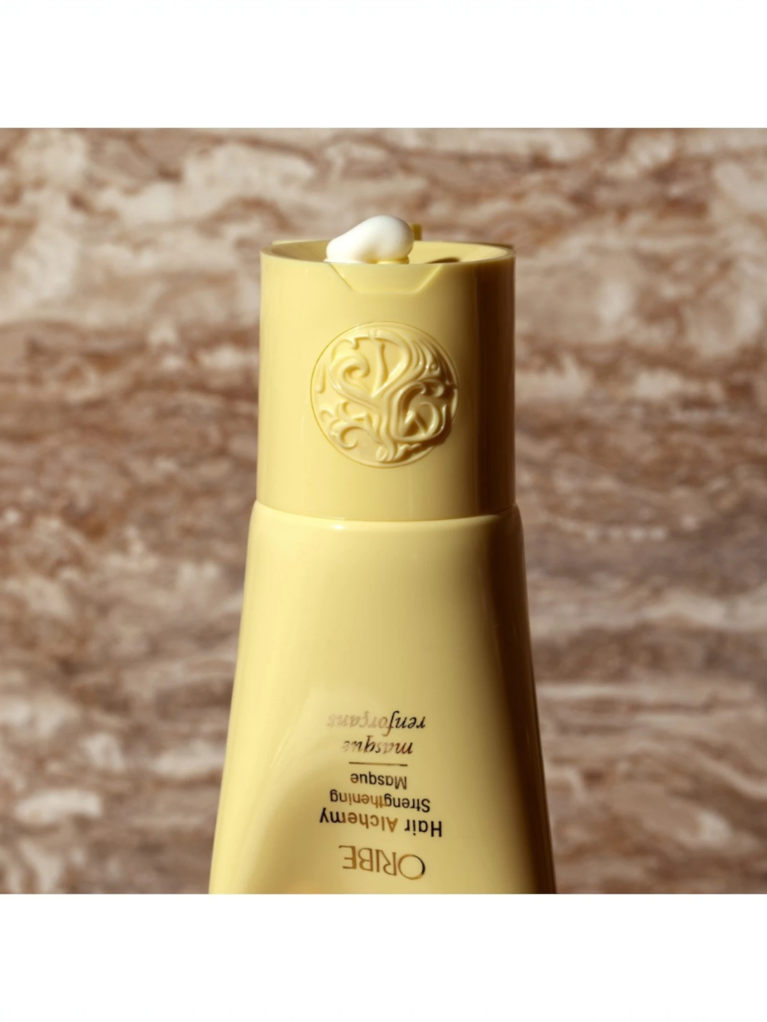 Detalle del envase de la mascarilla fortalecedora Hair Alchemy de Oribe