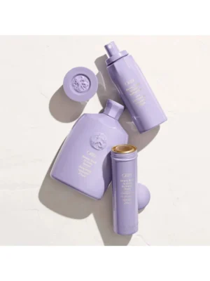 Bodegón de la gama completa Oribe Serene Scalp Oil Control que incluye el champú, el tratamiento y el champú en seco en polvo.