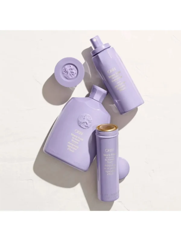 Bodegón de la gama completa Oribe Serene Scalp Oil Control que incluye el champú, el tratamiento y el champú en seco en polvo.