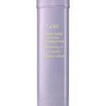 Fotografía de producto del envase cilíndrico lila de Oribe Serene Scalp Oil Control Dry Shampoo Powder sobre fondo blanco.