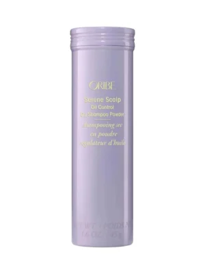 Fotografía de producto del envase cilíndrico lila de Oribe Serene Scalp Oil Control Dry Shampoo Powder sobre fondo blanco.