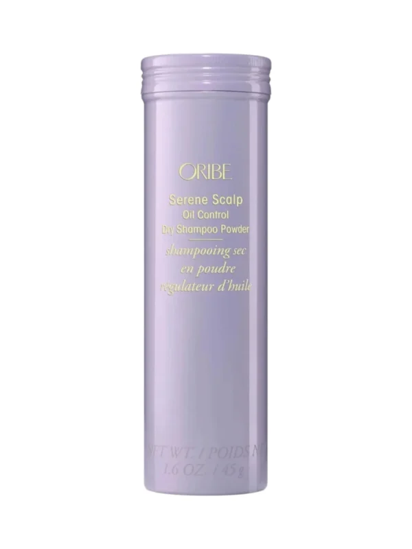 oribe-serene-scalp-oil-control-dry-shampoo-powder-45g-frontal Fotografía de producto del envase cilíndrico lila de Oribe Serene Scalp Oil Control Dry Shampoo Powder sobre fondo blanco.