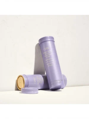 Composición de dos envases de Serene Scalp Oil Control Dry Shampoo Powder, uno de pie y otro tumbado, mostrando el aplicador perforado.