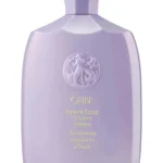 Fotografía de producto del envase lila de Oribe Serene Scalp Oil Control Shampoo de 250 ml sobre fondo blanco
