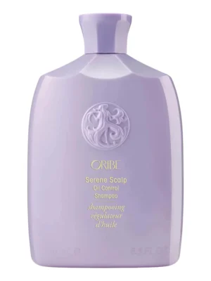 Fotografía de producto del envase lila de Oribe Serene Scalp Oil Control Shampoo de 250 ml sobre fondo blanco