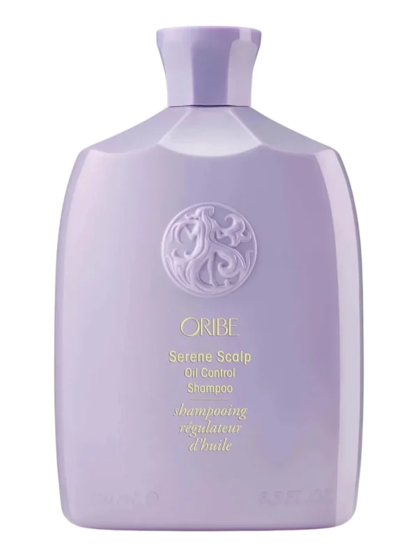 oribe-serene-scalp-oil-control-shampoo-250ml-frontal Fotografía de producto del envase lila de Oribe Serene Scalp Oil Control Shampoo de 250 ml sobre fondo blanco