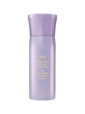 Fotografía de producto del envase lila de Oribe Serene Scalp Oil Control Treatment Mist de 125 ml sobre fondo blanco