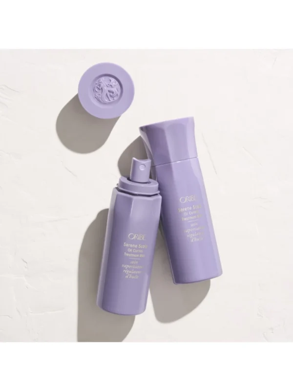 Composición de dos frascos de Serene Scalp Oil Control Treatment Mist, uno con el tapón quitado mostrando el atomizador, sobre una superficie de piedra clara