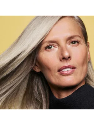 Resultado del acondicionador fortalecedor Hair Alchemy de Oribe en cabello canoso