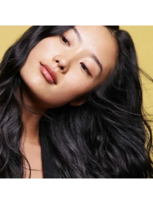 Resultado del champú fortalecedor Hair Alchemy de Oribe en cabello oscuro