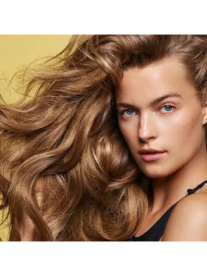 Resultado del champú fortalecedor Hair Alchemy de Oribe en cabello rubio