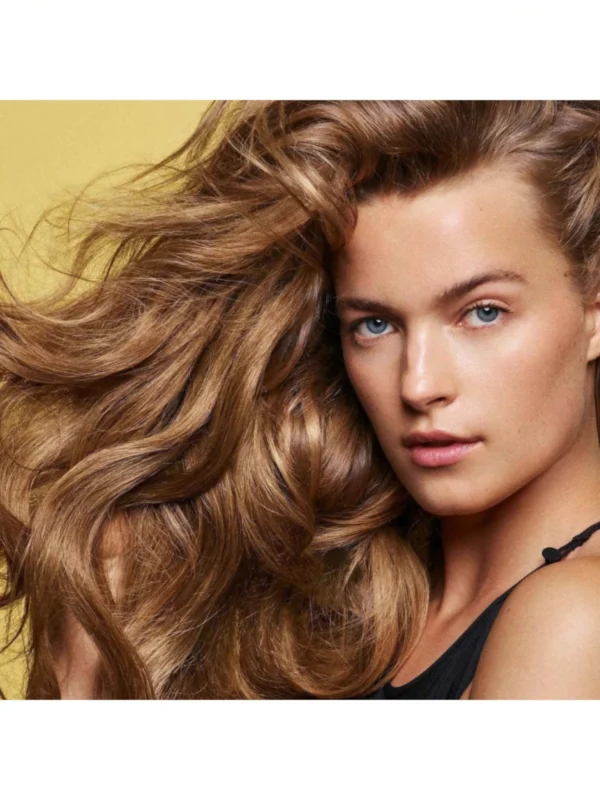 Resultado del champú fortalecedor Hair Alchemy de Oribe en cabello rubio