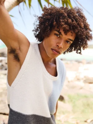 Modelo con cabello rizado definido tras usar Kevin Murphy KILLER CURLS RINSE