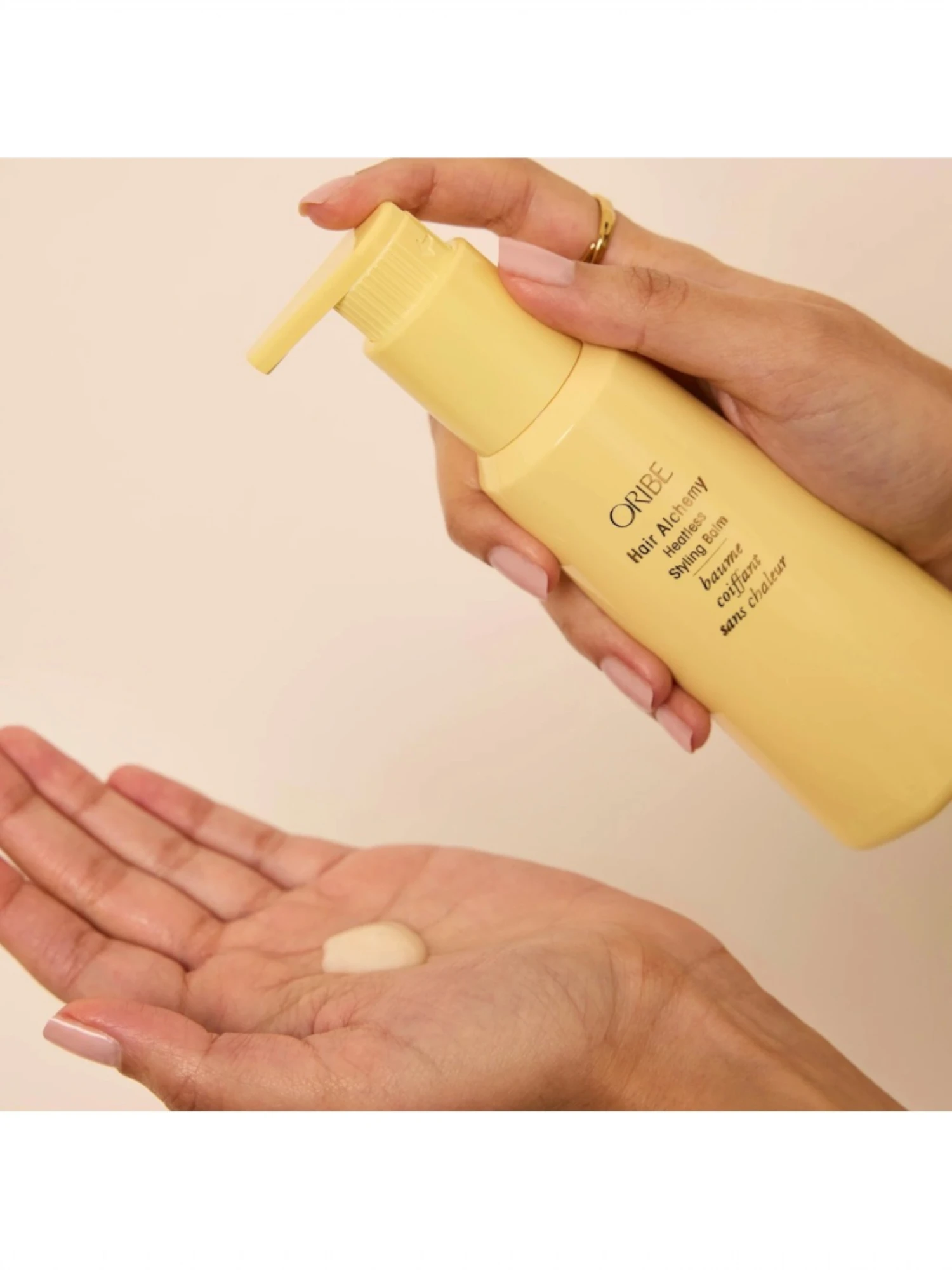 Aplicación del bálsamo de peinado sin calor Hair Alchemy de Oribe en la mano