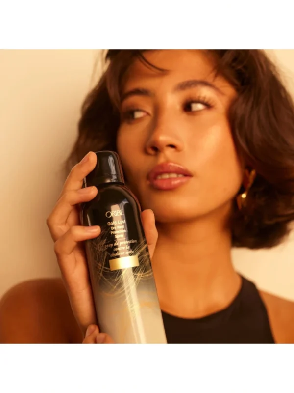 Modelo posando con Oribe Gold Lust Dry Heat Protection Spray