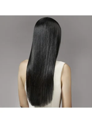 Resultado de cabello liso, sedoso y brillante con Oribe Royal Blowout Heat Styling Spray