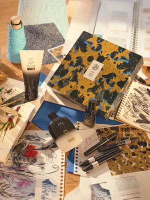Oribe Gold Lust Ritual Set en escena lifestyle creativa y artística