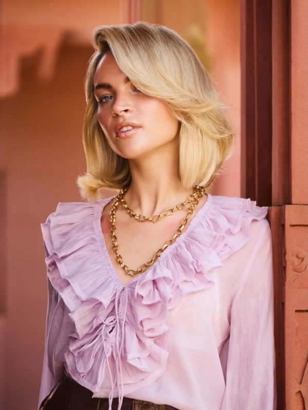 Modelo con cabello rubio luminoso tras usar la rutina Kevin Murphy BLONDE AND BRIGHT