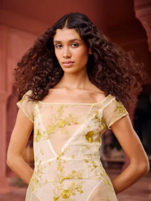 Modelo con cabello hidratado, suave y brillante tras usar la rutina Kevin Murphy ILLUMINATE HYDRATE
