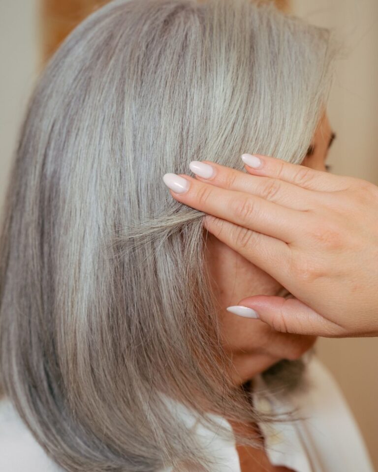 detalle de cabello canoso con brillo natural y textura suave en proceso de integración de canas