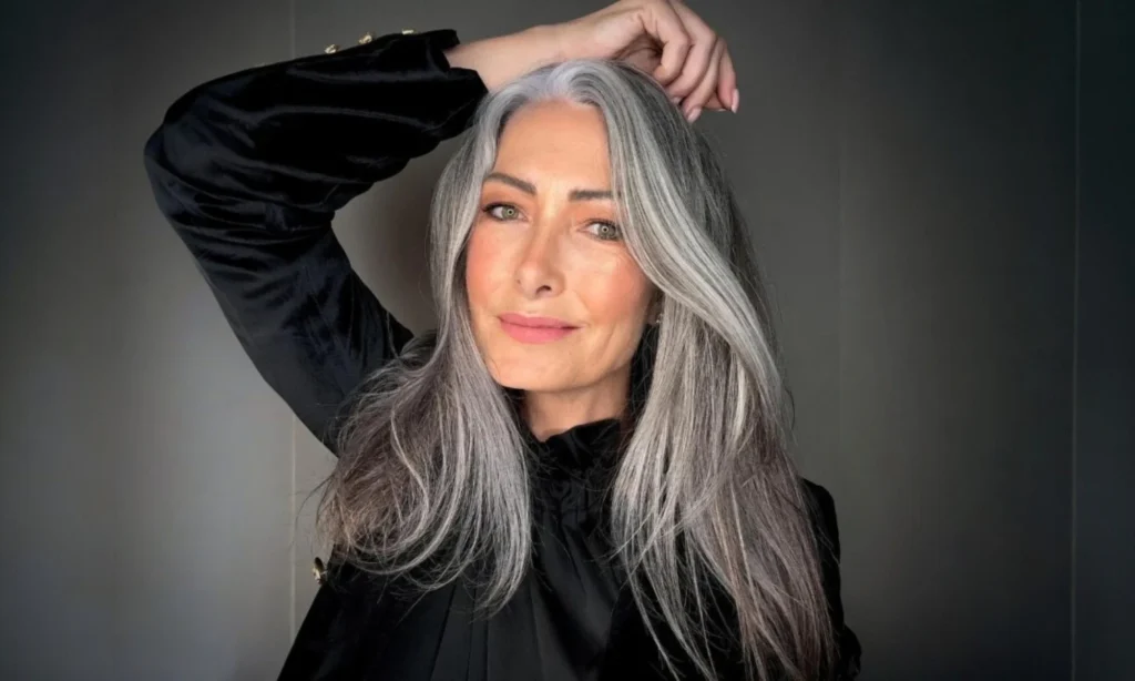 mujer con cabello gris elegante y brillante mostrando un resultado sofisticado de integración de canas