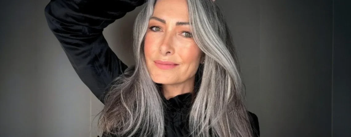 mujer con cabello gris elegante y brillante mostrando un resultado sofisticado de integración de canas