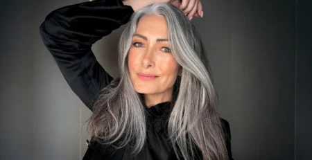 mujer con cabello gris elegante y brillante mostrando un resultado sofisticado de integración de canas