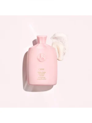 Composición estética del envase de Serene Scalp Shampoo junto a una muestra de su textura para uso profesional