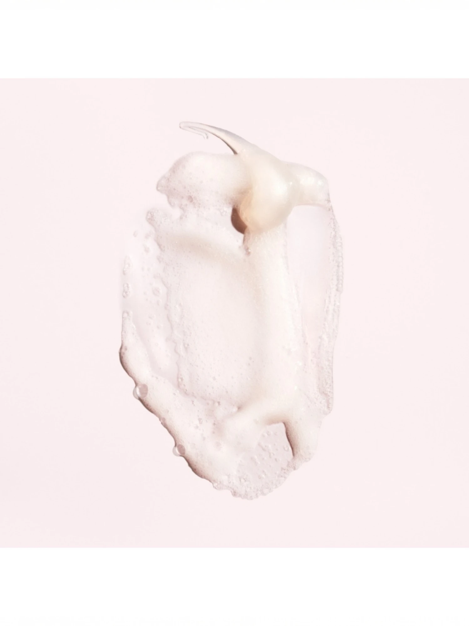 Detalle de la textura gel sedosa y transparente del champú anticaspa Serene Scalp de Oribe