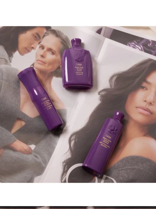 Oribe Serene Scalp Densifying Shampoo en imagen editorial de la línea Densifying