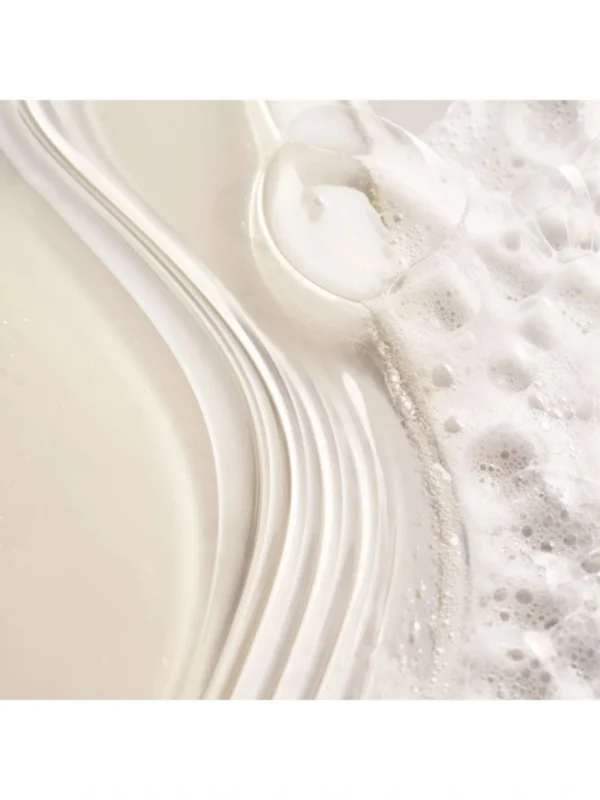 Textura espumosa del champú densificante Oribe Serene Scalp para cabello fino