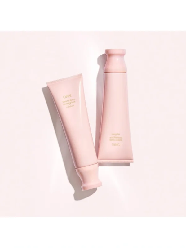 Composición estética de dos unidades de Oribe Serene Scalp Exfoliating Scrub