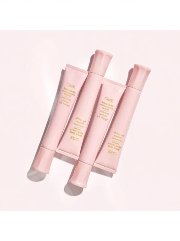 Composición estética de cuatro envases de Oribe Serene Scalp Soothing Leave-On Treatment para cuidado profesional