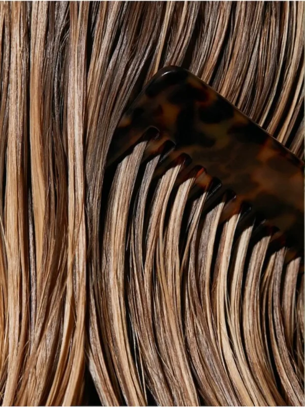Aplicación del tratamiento reparador capilar Epres Bond Repair en cabello húmedo con peine